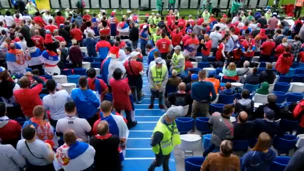 Fußballfans unterstützen Mannschaften beim Spiel zwischen Serbien und der Schweiz — Stockvideo