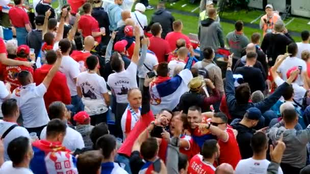 Szurkolók a mérkőzés Szerbia és a Svájc között a csapatok támogatása — Stock videók
