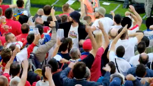 Les supporters de football soutiennent les équipes dans le match entre la Serbie et la Suisse — Video