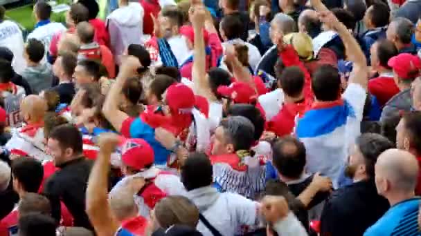 Fußballfans unterstützen Mannschaften beim Spiel zwischen Serbien und der Schweiz — Stockvideo