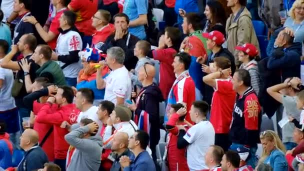 Fußballfans unterstützen Mannschaften beim Spiel zwischen Serbien und der Schweiz — Stockvideo