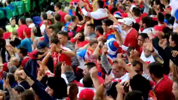 Los aficionados al fútbol apoyan a los equipos en el partido entre Serbia y Suiza — Vídeos de Stock