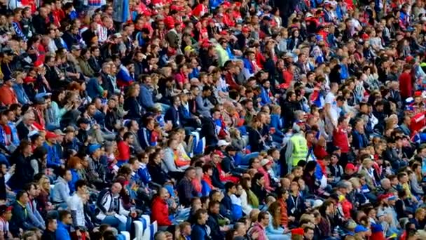 Szurkolók a mérkőzés Szerbia és a Svájc között a csapatok támogatása — Stock videók