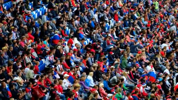 Fußballfans unterstützen Mannschaften beim Spiel zwischen Serbien und der Schweiz — Stockvideo