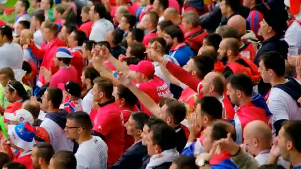 Τους οπαδούς του ποδοσφαίρου ομάδες υποστήριξης για αυτόν τον αγώνα μεταξύ της Σερβίας και Ελβετία — Αρχείο Βίντεο