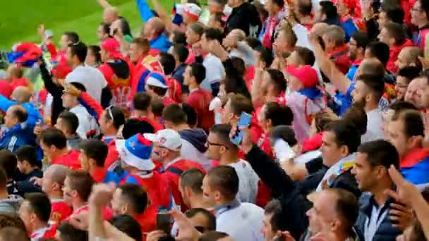 Fãs de futebol apoiam equipes no jogo entre Sérvia e Suíça — Vídeo de Stock