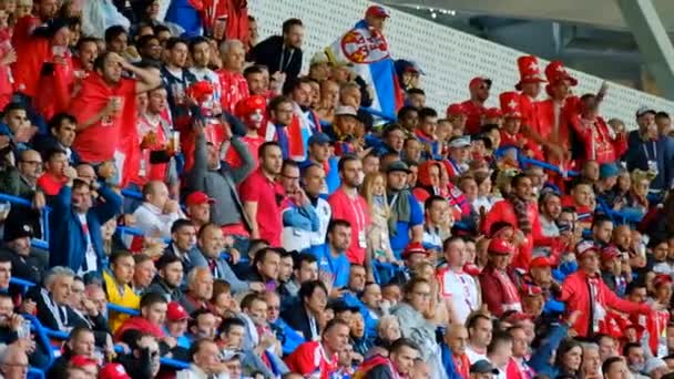 Fußballfans unterstützen Mannschaften beim Spiel zwischen Serbien und der Schweiz — Stockvideo