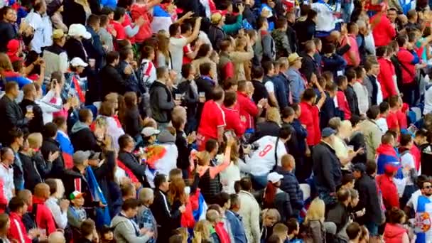 フットボールのファンはセルビアとスイスの間の試合でチームをサポートします。 — ストック動画