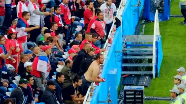 Fãs de futebol apoiam equipes no jogo entre Sérvia e Suíça — Vídeo de Stock