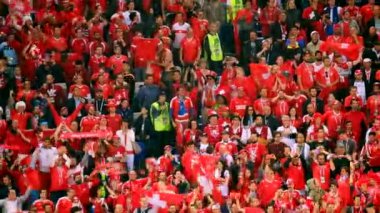 Sırbistan ve İsviçre maçı takım futbol taraftarları destek