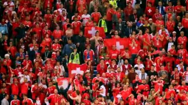 Sırbistan ve İsviçre maçı takım futbol taraftarları destek