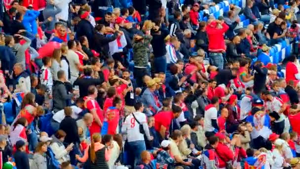 Los aficionados al fútbol apoyan a los equipos en el partido entre Serbia y Suiza — Vídeos de Stock