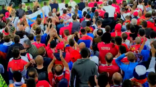 Футбольные болельщики поддержали команды Сербии и Швейцарии на матче — стоковое видео