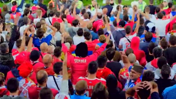Футбольные болельщики поддержали команды Сербии и Швейцарии на матче — стоковое видео
