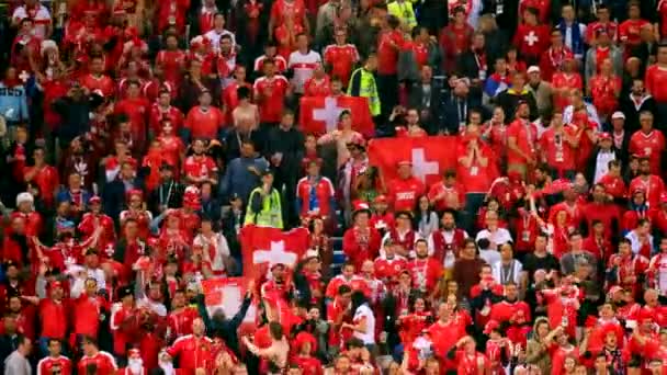 Футбольних фанів підтримують команди на матч між Сербією і Швейцарії — стокове відео