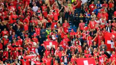 Sırbistan ve İsviçre maçı takım futbol taraftarları destek