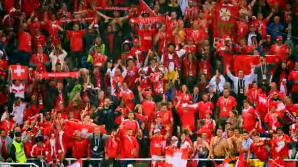 Fãs de futebol apoiam equipes no jogo entre Sérvia e Suíça — Vídeo de Stock