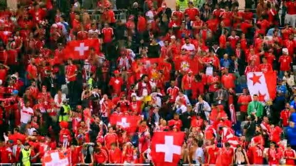 Fußballfans unterstützen Mannschaften beim Spiel zwischen Serbien und der Schweiz — Stockvideo