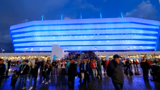 Los aficionados al fútbol abandonan el estadio de Kaliningrado después del partido entre Serbia y Suiza — Vídeos de Stock