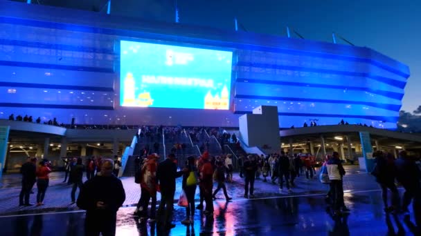 Fußballfans verlassen Stadion Kaliningrad nach Spiel zwischen Serbien und der Schweiz — Stockvideo