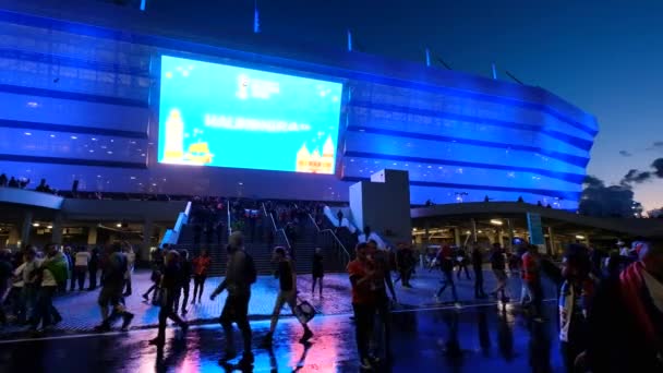 Fußballfans verlassen Stadion Kaliningrad nach Spiel zwischen Serbien und der Schweiz — Stockvideo