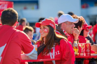 Futbol taraftarları takım Sırbistan ve İsviçre arasında maç günü şehir sokakta destek