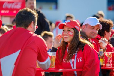 Futbol taraftarları takım Sırbistan ve İsviçre arasında maç günü şehir sokakta destek