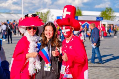Futbol taraftarları takım Sırbistan ve İsviçre arasında maç günü şehir sokakta destek