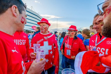 Futbol taraftarları takım Sırbistan ve İsviçre arasında maç günü şehir sokakta destek