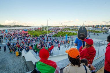 Futbol taraftarları stadion Kaliningrad Sırbistan ve İsviçre arasındaki maçtan önce katılmak