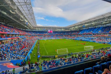Futbol taraftarları stadion Kaliningrad Sırbistan ve İsviçre arasındaki maçtan önce katılmak