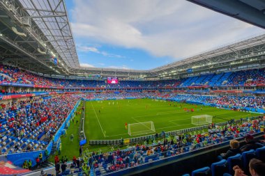 Futbol taraftarları stadion Kaliningrad Sırbistan ve İsviçre arasındaki maçtan önce katılmak
