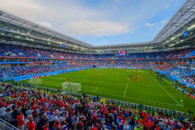 Futbol taraftarları stadion Kaliningrad Sırbistan ve İsviçre arasındaki maçtan önce katılmak