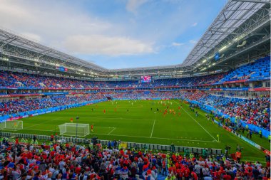 Futbol taraftarları stadion Kaliningrad Sırbistan ve İsviçre arasındaki maçtan önce katılmak