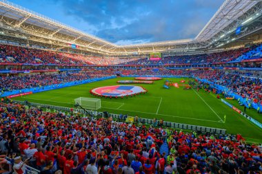 Futbol taraftarları stadion Kaliningrad Sırbistan ve İsviçre arasındaki maçtan önce katılmak