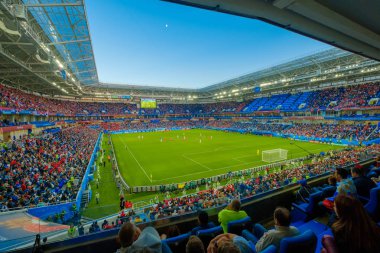 Futbol taraftarları stadion Kaliningrad Sırbistan ve İsviçre arasındaki maçtan önce katılmak