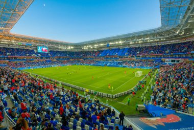 Futbol taraftarları stadion Kaliningrad Sırbistan ve İsviçre arasındaki maçtan önce katılmak