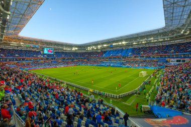 Futbol taraftarları stadion Kaliningrad Sırbistan ve İsviçre arasındaki maçtan önce katılmak