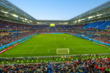 Futbol taraftarları stadion Kaliningrad Sırbistan ve İsviçre arasındaki maçtan önce katılmak