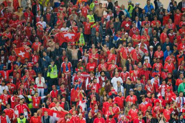 Sırbistan ve İsviçre maçı takım futbol taraftarları destek