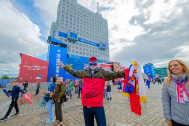 Futbol taraftarları stadion Kaliningrad Sırbistan ve İsviçre arasındaki maçtan önce katılmak