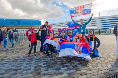 Futbol taraftarları stadion Kaliningrad Sırbistan ve İsviçre arasındaki maçtan önce katılmak