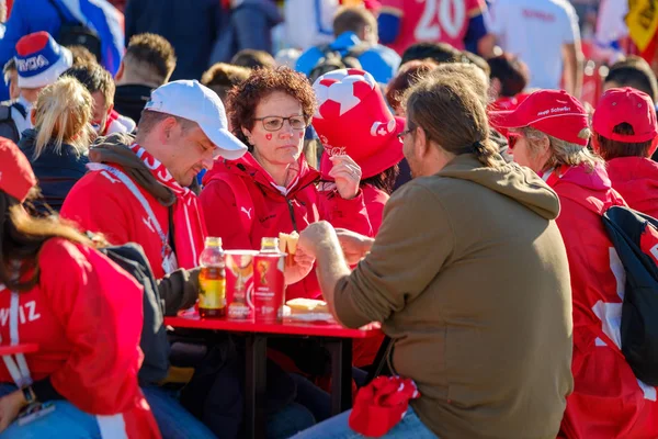 Futbol taraftarları takım Sırbistan ve İsviçre arasında maç günü şehir sokakta destek