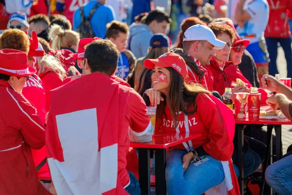 Football fans support teams on the street of the city on the day of the match between Serbia and Switzerland — Stock Photo, Image