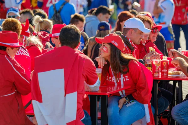 Los aficionados al fútbol apoyan a los equipos en la calle de la ciudad el día del partido entre Serbia y Suiza — Foto de Stock