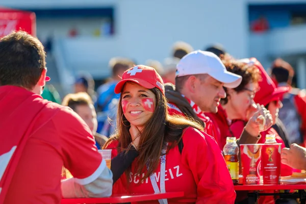 Futbol taraftarları takım Sırbistan ve İsviçre arasında maç günü şehir sokakta destek