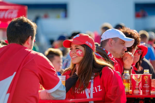 Futbol taraftarları takım Sırbistan ve İsviçre arasında maç günü şehir sokakta destek