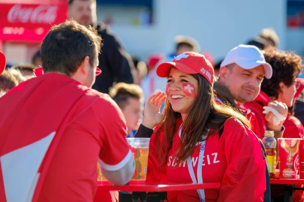 Futbol taraftarları takım Sırbistan ve İsviçre arasında maç günü şehir sokakta destek