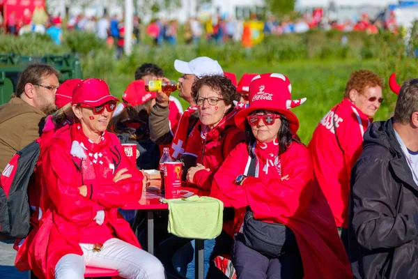 Los aficionados al fútbol apoyan a los equipos en la calle de la ciudad el día del partido entre Serbia y Suiza — Foto de Stock