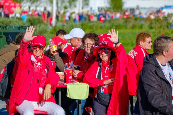 Football fans support teams on the street of the city on the day of the match between Serbia and Switzerland — Stock Photo, Image